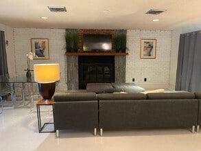 2156 Wisteria St in Sarasota, FL - Foto de edificio - Building Photo