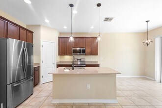 215 Lakeshore Dr in Davenport, FL - Building Photo - Building Photo