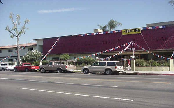 7330 Corbin Ave in Reseda, CA - Foto de edificio - Building Photo