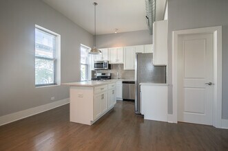 1044 W 18th St, Unit 3F in Chicago, IL - Foto de edificio - Building Photo