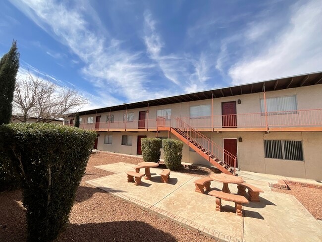 Villa Camille Apartments in El Paso, TX - Foto de edificio - Building Photo