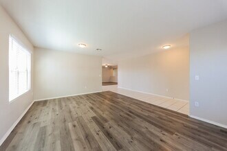 8211 W Mission Ln in Peoria, AZ - Building Photo - Building Photo