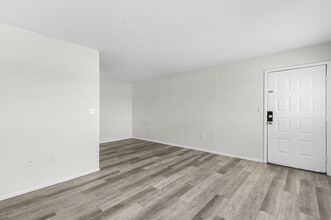 The Meridian at 2825 in Ft. Myers, FL - Foto de edificio - Building Photo