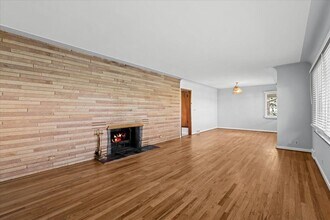 48707 Eight Mile W in Northville, MI - Building Photo - Building Photo