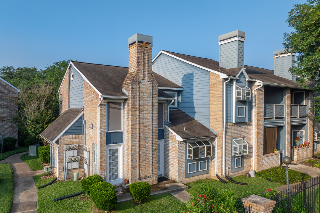 Cloister Condominiums in Houston, TX - Foto de edificio