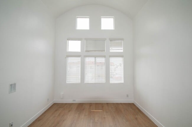 425 N Alvarado St, Unit 108 in Los Angeles, CA - Building Photo - Building Photo