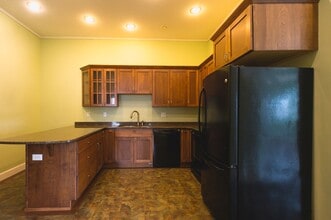 208 E Montezuma Ave, Unit #3 in Houghton, MI - Foto de edificio - Building Photo