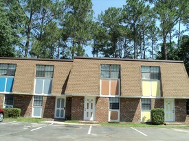 904 W Pine St in Hinesville, GA - Building Photo