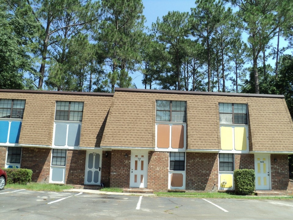 904 W Pine St in Hinesville, GA - Foto de edificio