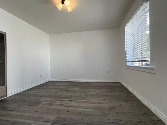 720 N Guadalupe Ave in Redondo Beach, CA - Foto de edificio - Building Photo
