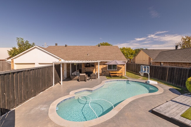 property at 864 Warwick Dr