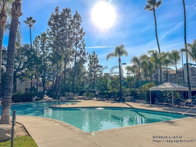 5500 Owensmouth Ave in Los Angeles, CA - Building Photo - Building Photo