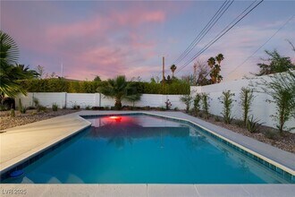 548 E Oakey Blvd in Las Vegas, NV - Building Photo - Building Photo