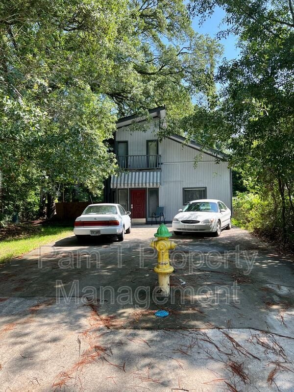 property at 104 Chippewa Dr