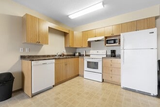 12015-12015 Royal Oaks Dr in Grande Prairie, AB - Building Photo - Building Photo