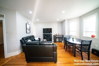 820 Parker St, Unit 3 in Boston, MA - Foto de edificio - Building Photo