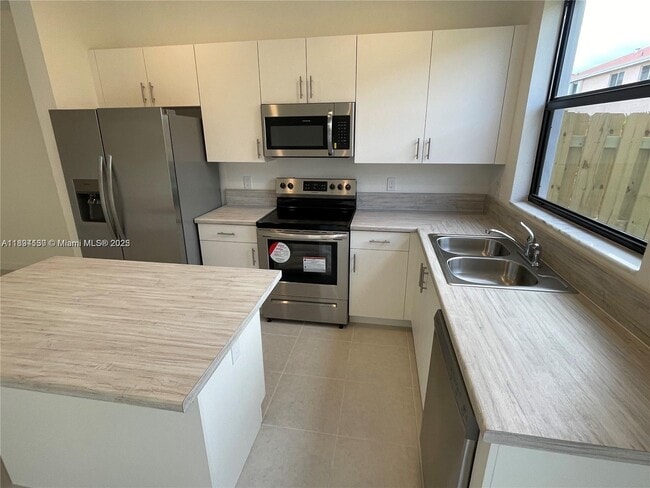 883 NE 211th St in Miami, FL - Building Photo - Building Photo