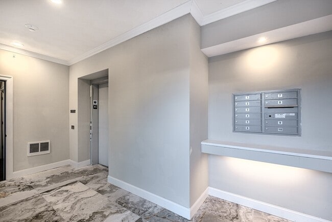 117 Addison St, Unit #1 in Boston, MA - Building Photo - Building Photo