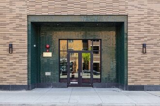 Canvas at Leland Plaza in Chicago, IL - Foto de edificio - Building Photo