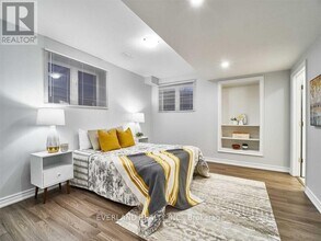 8 Tarmack Dr in Richmond Hill, ON - Building Photo - Building Photo