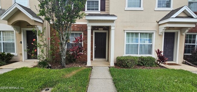 property at 8100 Summer Palm Ct