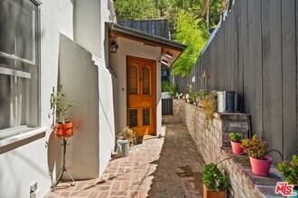 8410 Kirkwood Dr in Los Angeles, CA - Building Photo - Building Photo