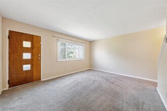 215 Dalepark Dr in Bedford, OH - Building Photo - Building Photo