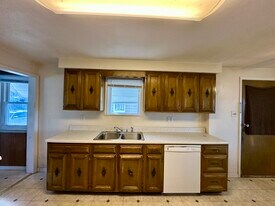 110 W Chartes St in New Castle, PA - Building Photo