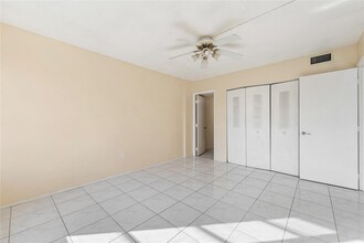 4154 Inverrary Dr, Unit 403 in Lauderhill, FL - Foto de edificio - Building Photo