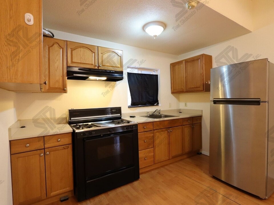 1402 Lusitana St in Honolulu, HI - Building Photo