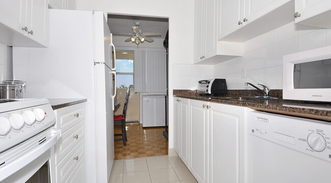 1294 Islington Ave in Toronto, ON - Building Photo - Building Photo