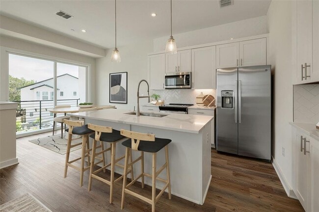 12001 Vista Parke Dr in Austin, TX - Building Photo - Building Photo