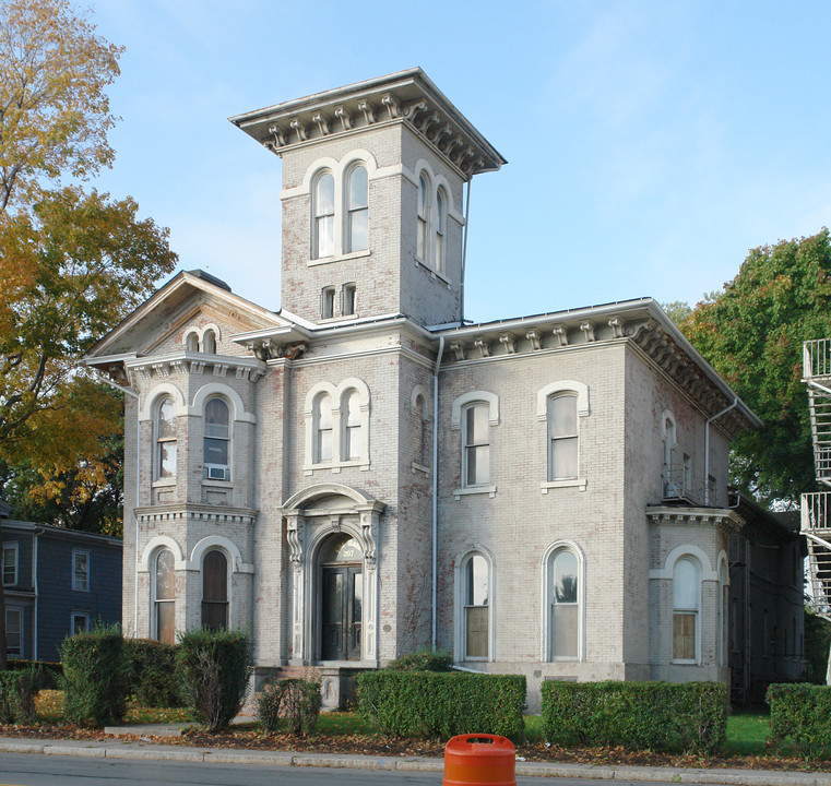 207 S Plymouth Ave in Rochester, NY - Building Photo