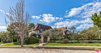201 Tavistock Ave in Los Angeles, CA - Building Photo