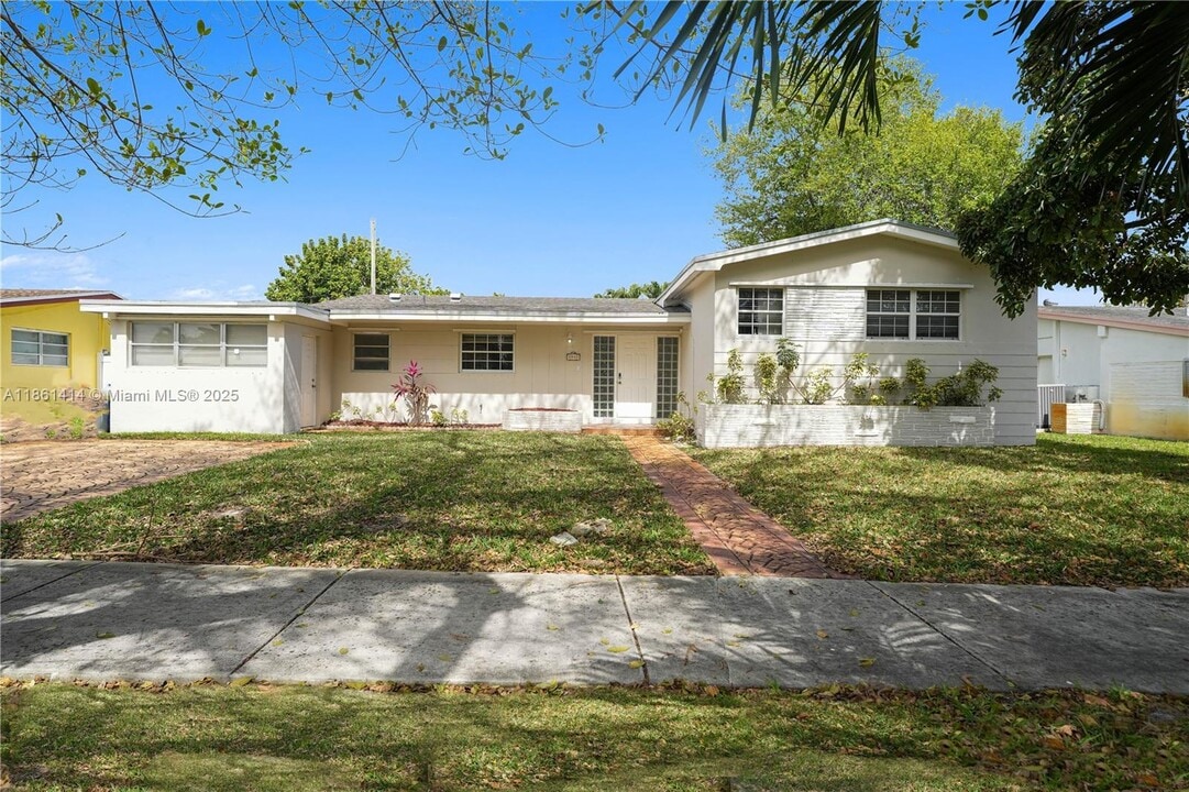 1081 NE 179th St in North Miami Beach, FL - Building Photo