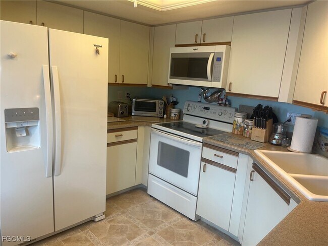 13191 Oakmont Dr in Ft. Myers, FL - Building Photo - Building Photo