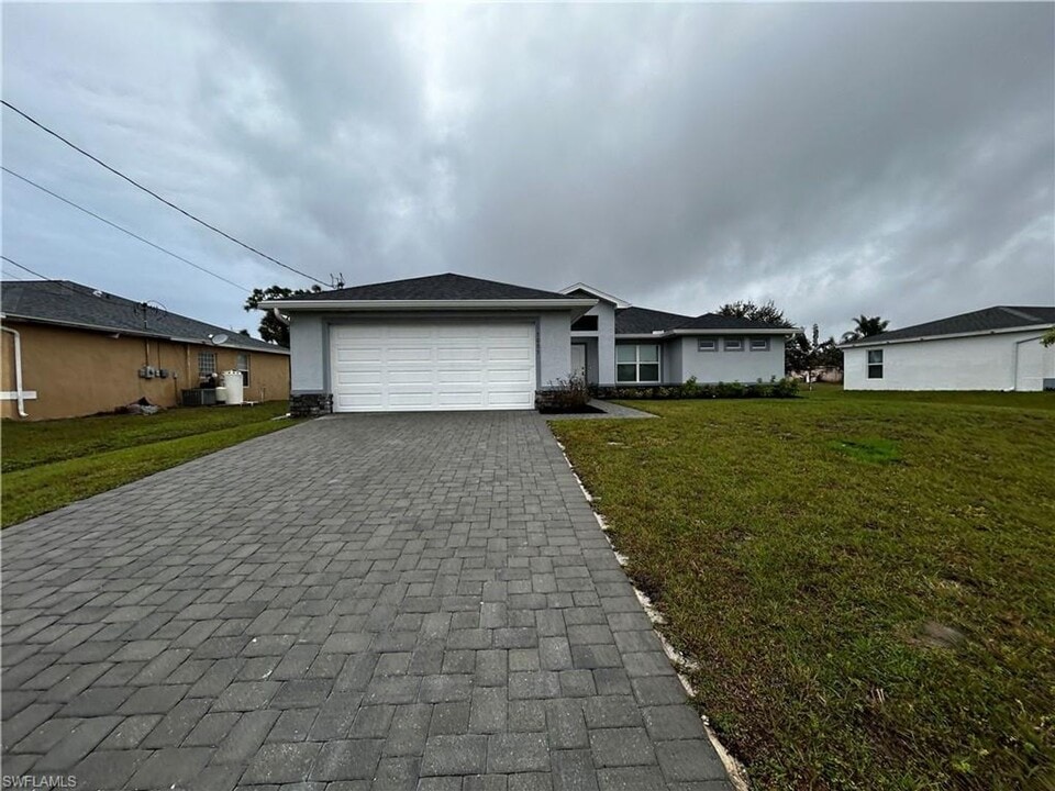 1005 NE 39th Terrace in Cape Coral, FL - Building Photo