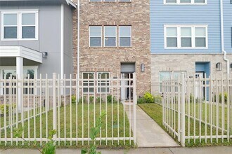 5262 Ella Blvd in Houston, TX - Building Photo - Building Photo