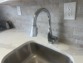 332 61st St, Unit D4 in West New York, NJ - Building Photo - Building Photo