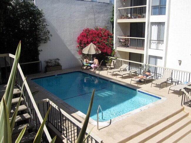property at 906 N Doheny Dr