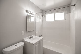 2159 Elm in Long Beach, CA - Building Photo - Interior Photo