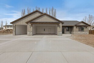 299 Camas St in Sugar City, ID - Building Photo