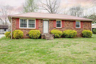 121 Highland Dr in White House, TN - Building Photo