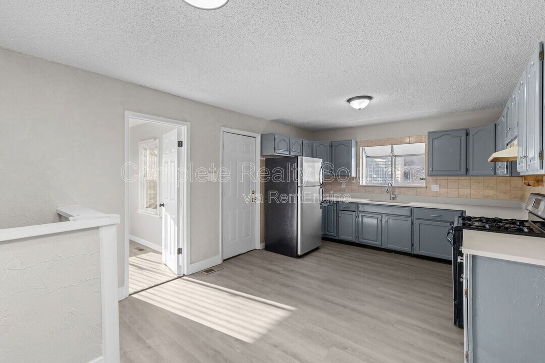 2056 Coleridge Dr in Jennings, MO - Building Photo