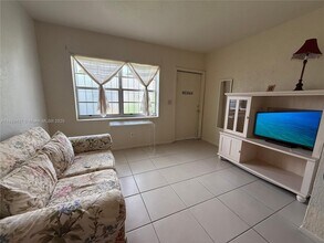 3220 NW 47th St in Miami, FL - Building Photo - Building Photo