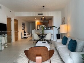 1060 Brickell Ave, Unit 2413 in Miami, FL - Foto de edificio - Building Photo