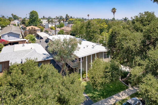 100 S Grand Oaks Ave in Pasadena, CA - Foto de edificio - Building Photo