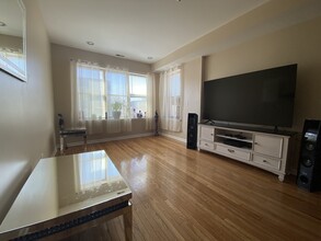 347-351 S Central Ave in Chicago, IL - Building Photo - Interior Photo