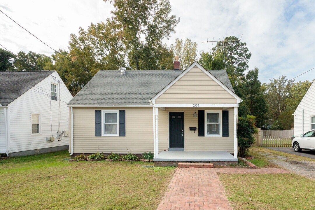 205 Defense Ave in Sandston, VA - Building Photo