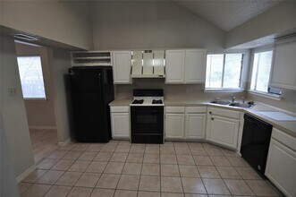 13121 New Boston Bend in Austin, TX - Foto de edificio - Building Photo
